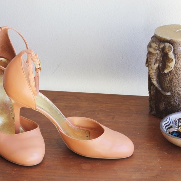 BCBGirs Peach Leather Round toe Pumps US Size 7.5 - Picture 1 of 9
